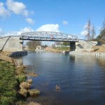Budowa kratowego mostu drogowego na drodze III / 24635 w Lužcu nad Wełtawą w pobliżu Mělníka, Czechy
