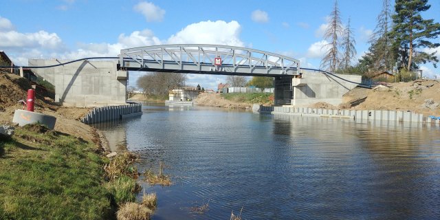 Budowa kratowego mostu drogowego na drodze III / 24635 w Lužcu nad Wełtawą w pobliżu Mělníka, Czechy