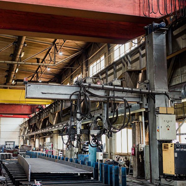 The works carried out at the Steel Structure Manufacturing Plant are supervised by employees of independent departments: