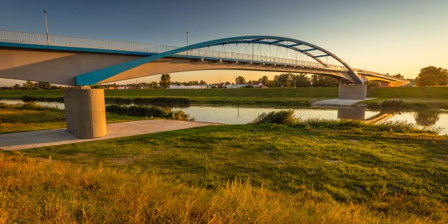 Budowa kładki nad rzeką Bug 